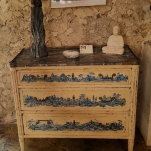 Commode patinée